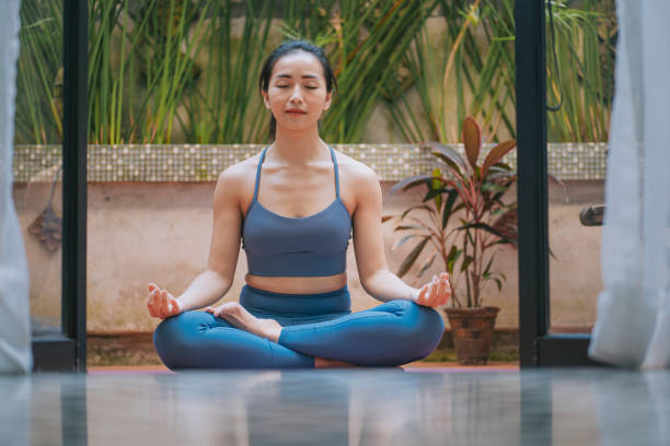 Tập ngồi thiền, yoga nhẹ nhàng để giảm stress, hỗ trợ lưu thông máu