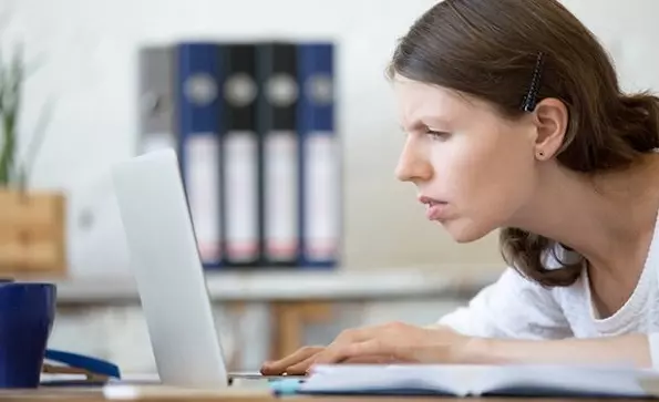 Làm việc trước máy tính