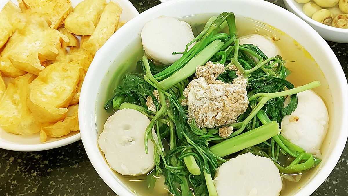 Thành phẩm canh cua đồng, rau muống, khoai sọ