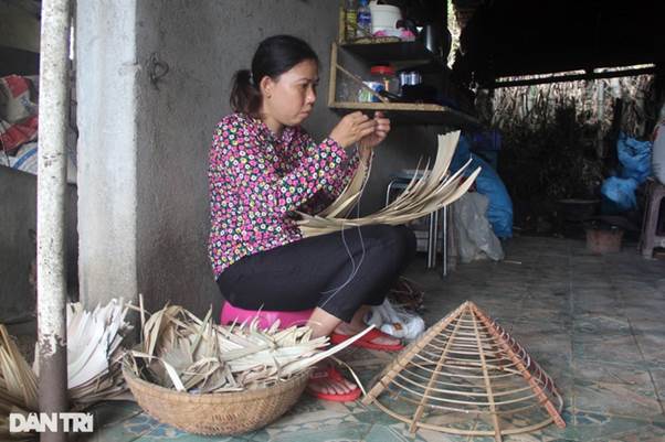 Kinh tế cả gia đình bây giờ trông chờ vào công việc đan nón của chị Thảo